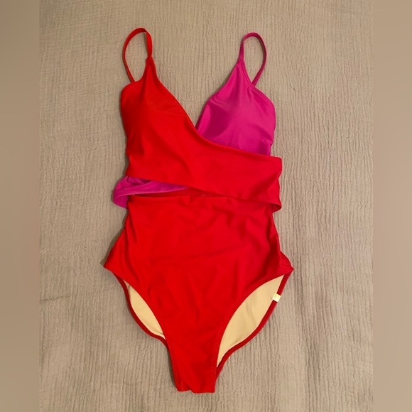 Summersalt Vibrant Red and Pink Swimwear. Size 4 - Picture 3 of 10